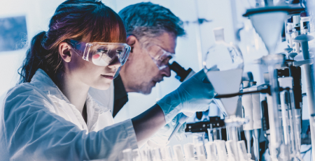 Co-cientista de IA colabora com cientistas biomédicos para gerar novas hipóteses ou sugerir planos de investigação