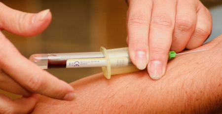 CE financia tratamentos com plasma para a COVID-19 na UE